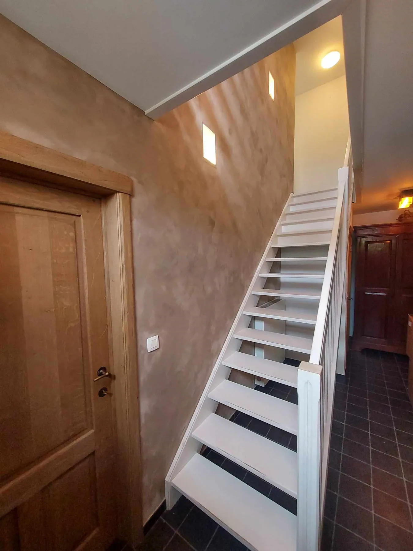 Muur afgewerkt met kalkverf als decoratieve techniek