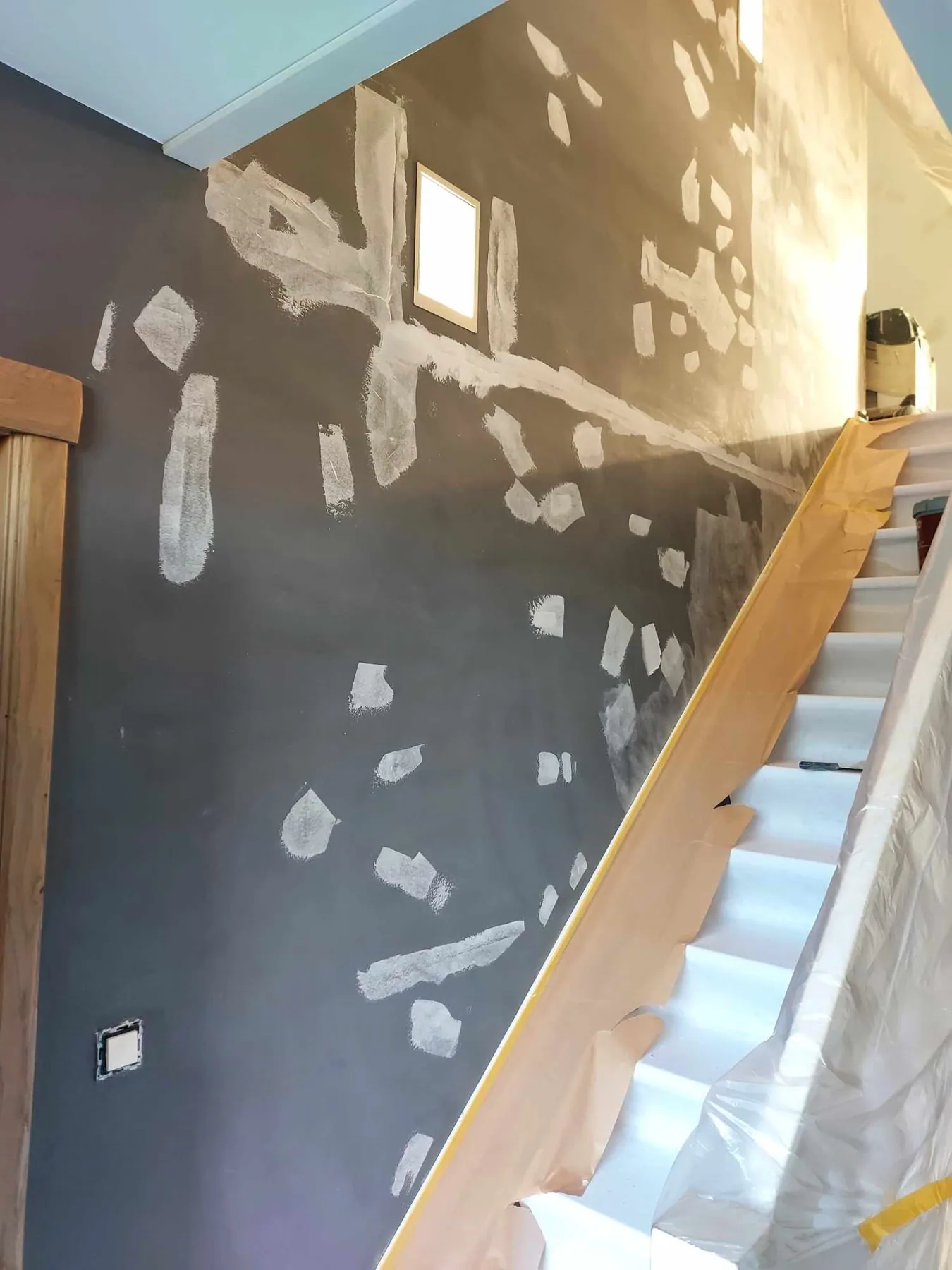 Kale muur voor het aanbrengen van kalkverf