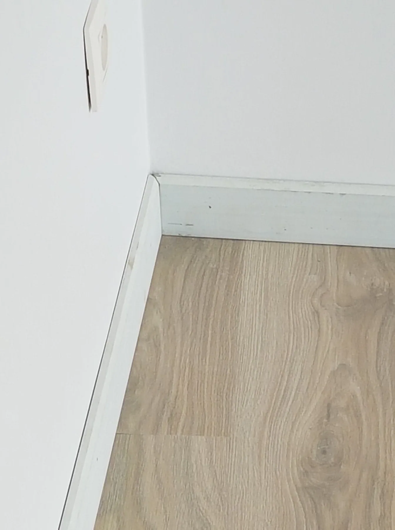Plinten schilderen tijdens binnenschilderwerken