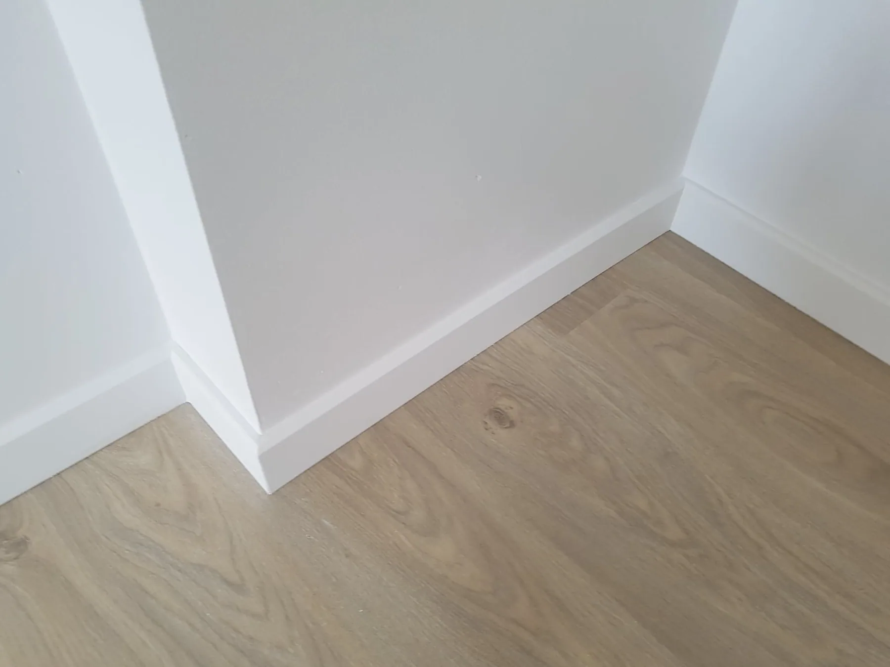 Plinten schilderen tijdens binnenschilderwerken