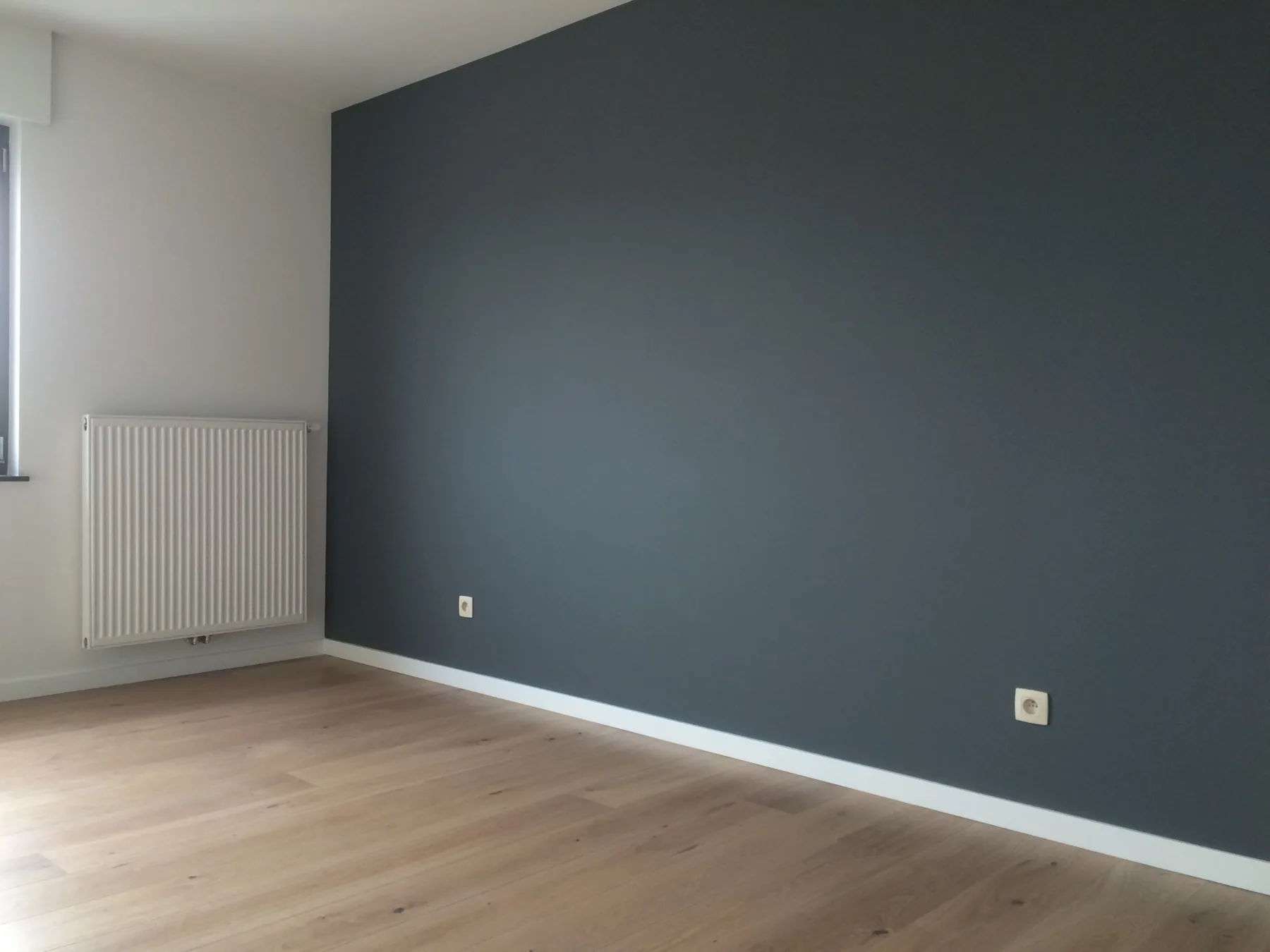 Slaapkamer met raamdecoratie in Bertem