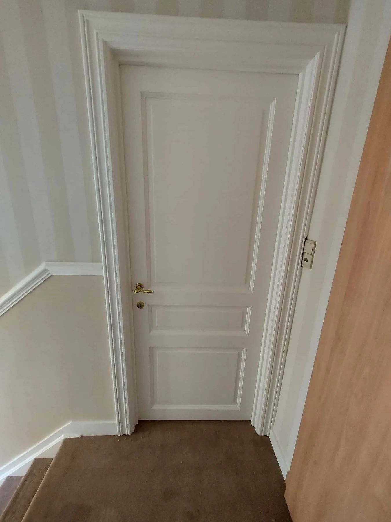 Afgewerkte traphal in een woning in Lubbeek