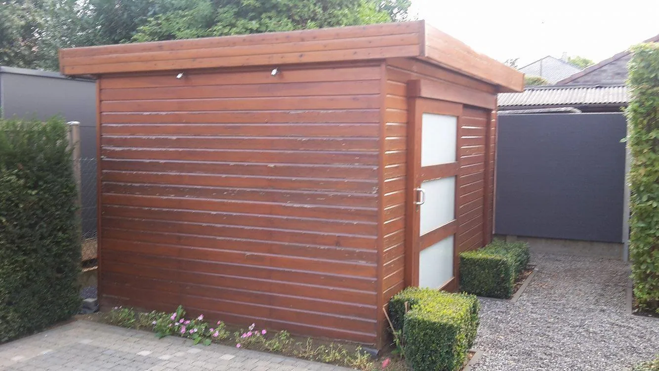 Tuinhuis in Lubbeek tijdens het schilderen