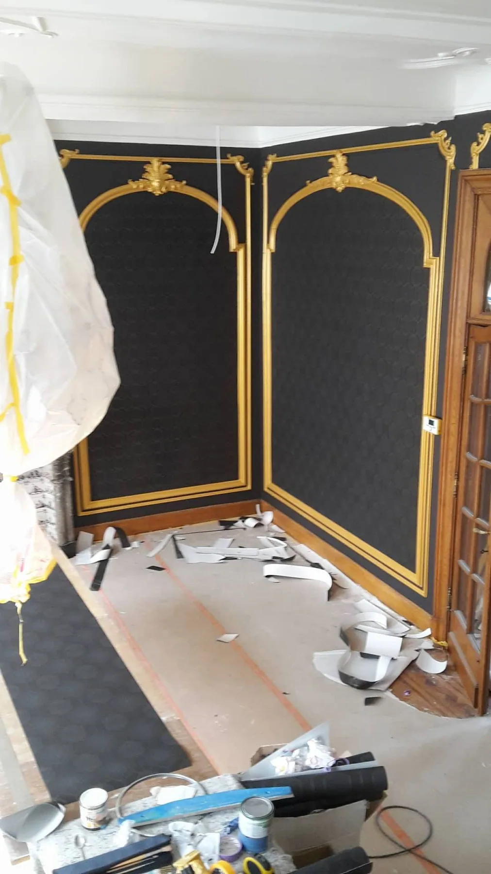 Afgewerkte schilderwerken in een restaurant in Tienen