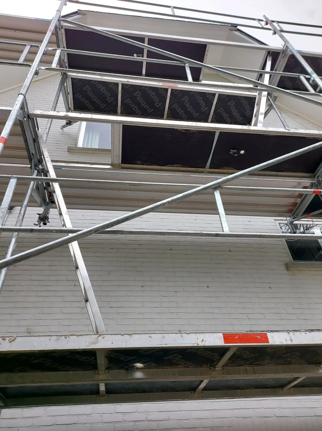 Schilderwerken op hoogte aan een gevel