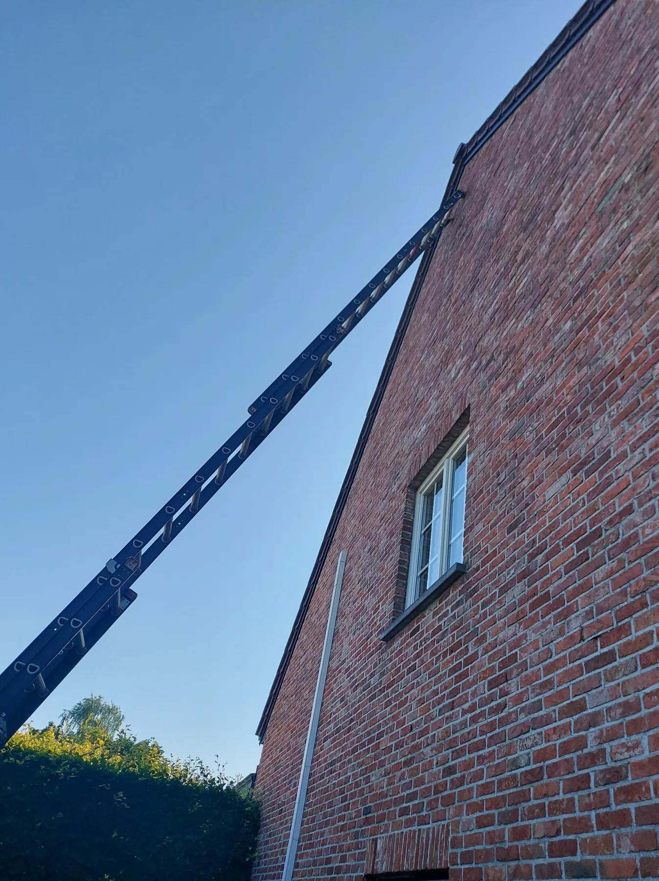Schilderwerken op hoogte aan gevel en dakrand