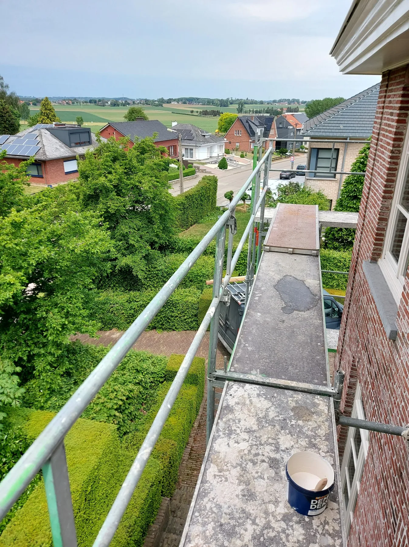 Schilderwerken op hoogte aan gevel en dakrand
