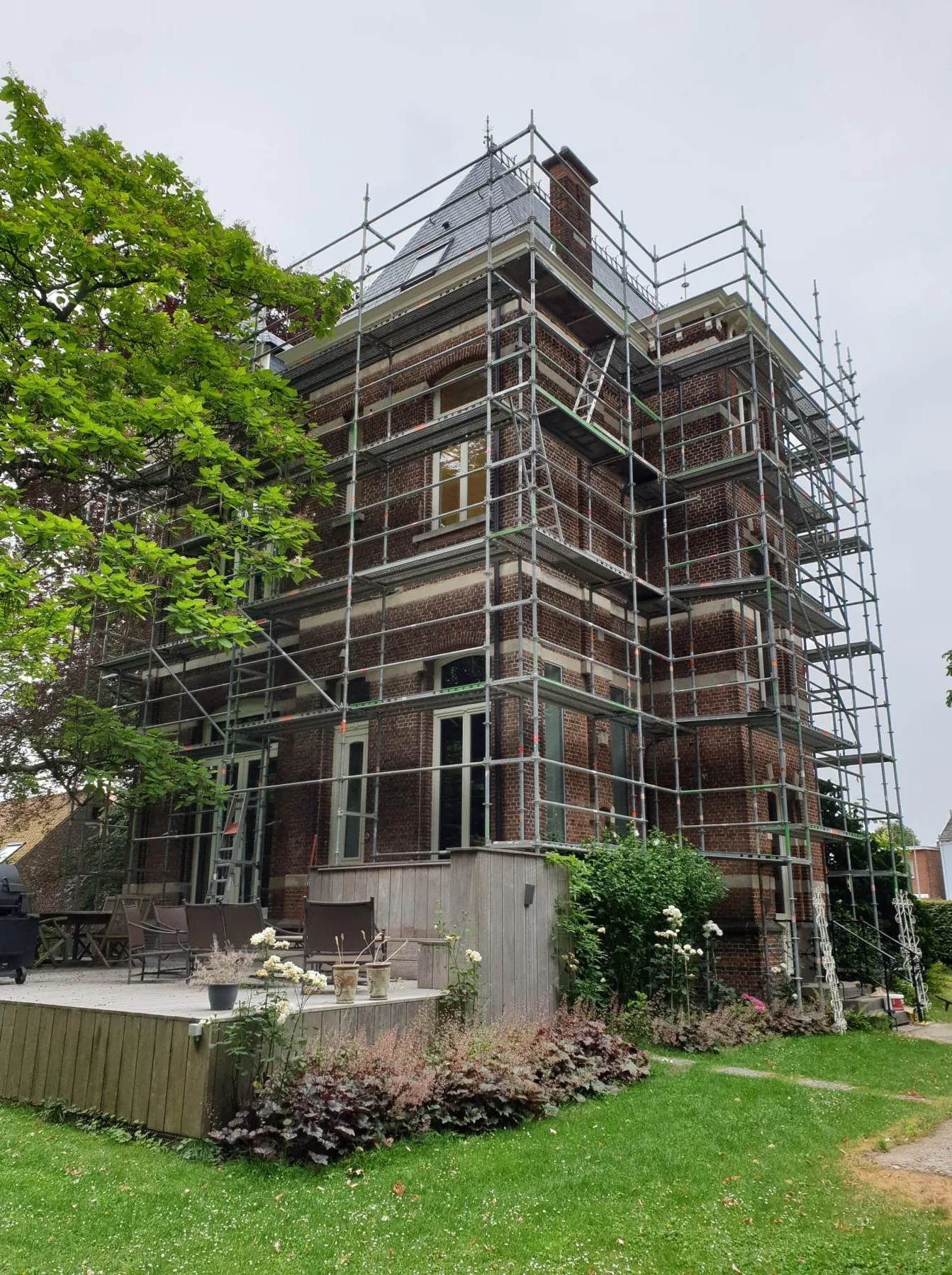 Schilderwerken op hoogte aan gevel en dakrand