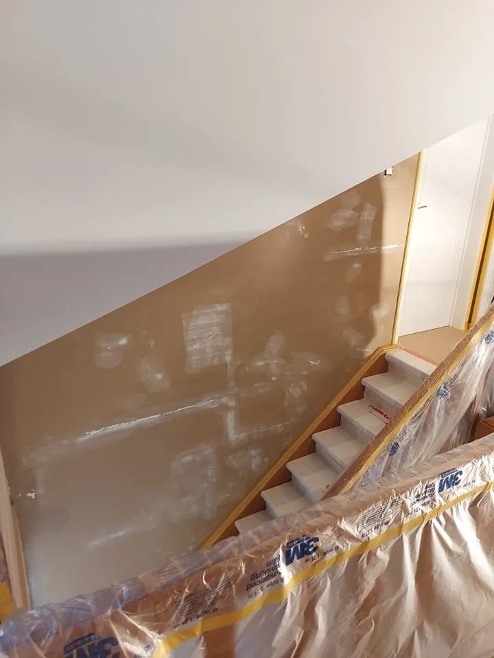 Voorbereidend werk voor het overschilderen van een decoratieve muur